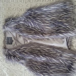 Faux fur vest in euc